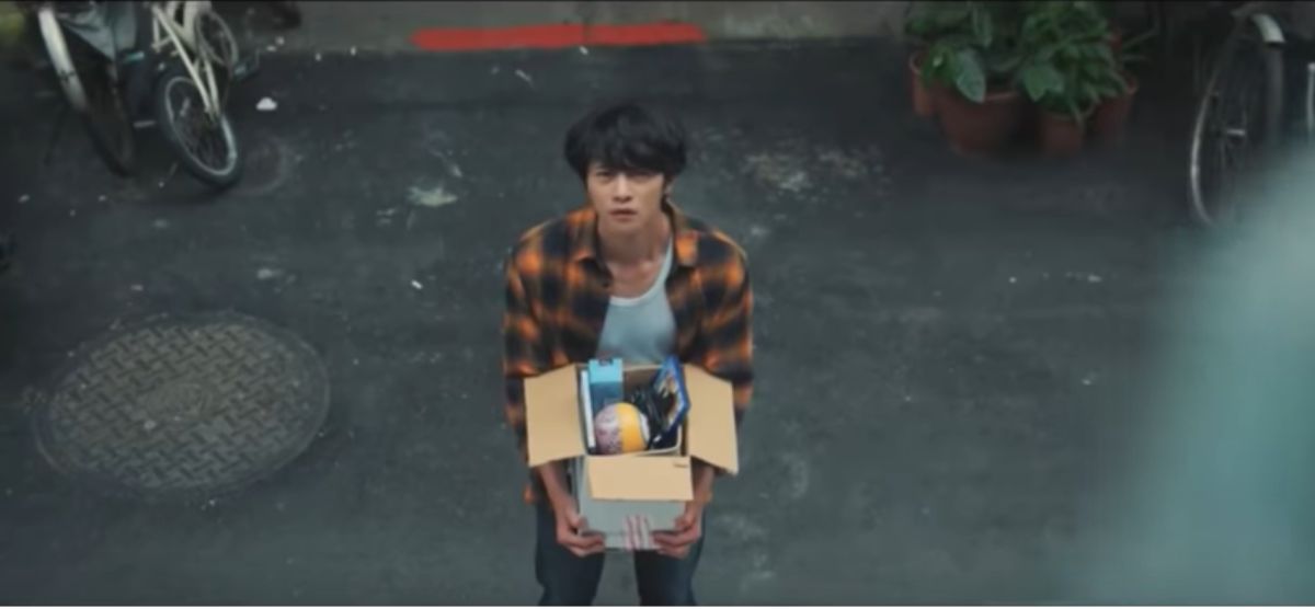 ▲蝦皮廣告分手篇，男主角抱著PChome的箱子被女友趕出家門。（取自蝦皮廣告）