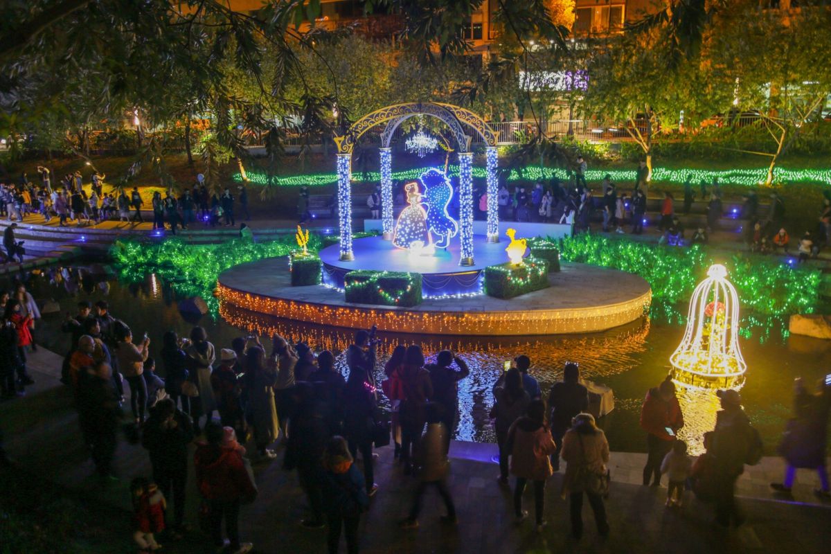 ▲2019台中耶誕夢想世界，點燈首週末突破至少5萬人次參觀。 (圖／柳榮俊翻攝2019.12.9)