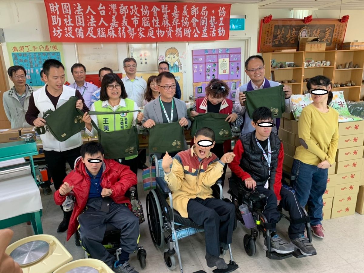 ▲嘉義郵局長吳信陵(二排中)在市議員鄭光宏(二排左1)、王美惠(二排左2)、市府社會處長林家瑋(二排右)見證，到腦麻協會致贈物資。（圖／記者陳惲朋攝）