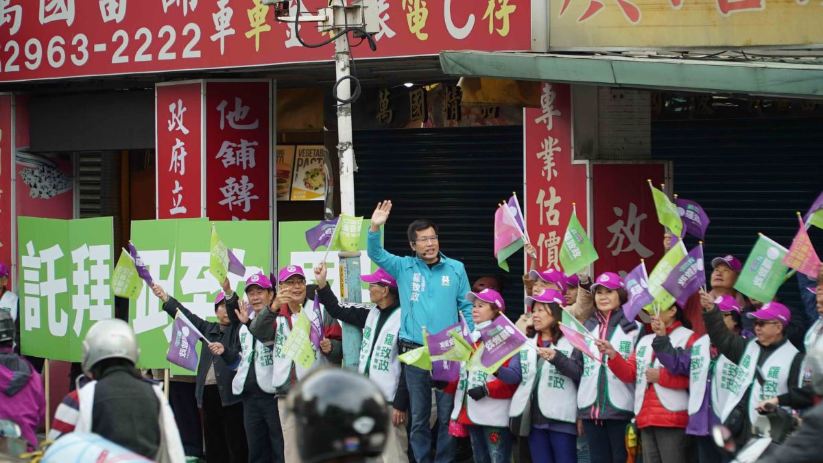 ▲新北市第7選區立委參選人羅致政今日一早7點不到，就在車水馬龍的光復橋頭，向路過的民眾揮手拜票。（圖／立委羅致政辦公室提供）