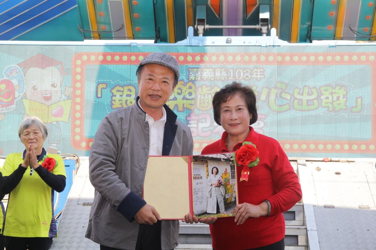 ▲翁章梁縣長為銀髮樂齡學員頒發畢業證書。(圖／嘉義縣政府提供）