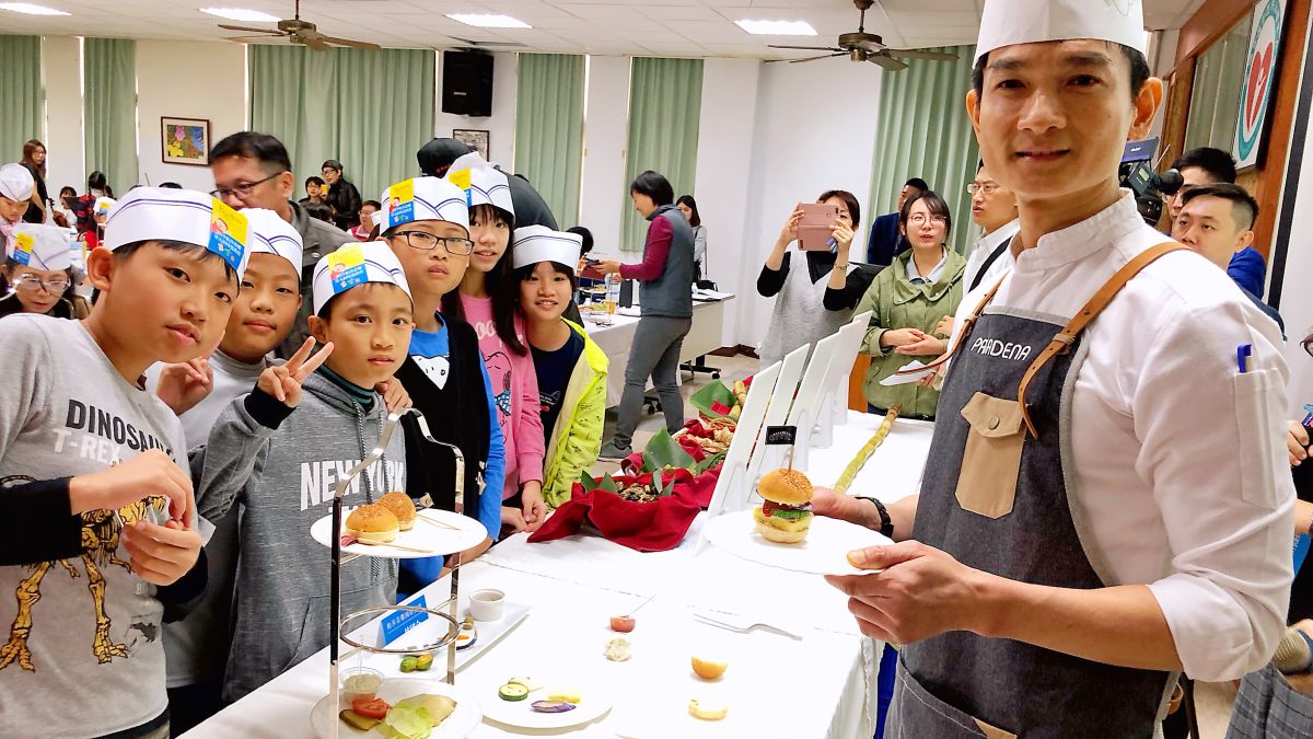 ▲味覺體驗課程由帕莎蒂娜駁二倉庫餐廳主廚林國全（右一）帶領。（圖／記者陳美嘉攝，2019.12.09）