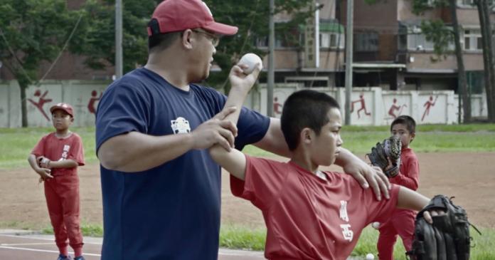 ▲中信金控再度於Home Run Taiwan粉絲團推出以棒球為主題的影片「30號爸爸－小小兵」，細膩描繪少棒隊教練教導小球員最基本的棒球基礎動作，肯定了為基層棒球奉獻的每位人物。(圖／中信金控提供)