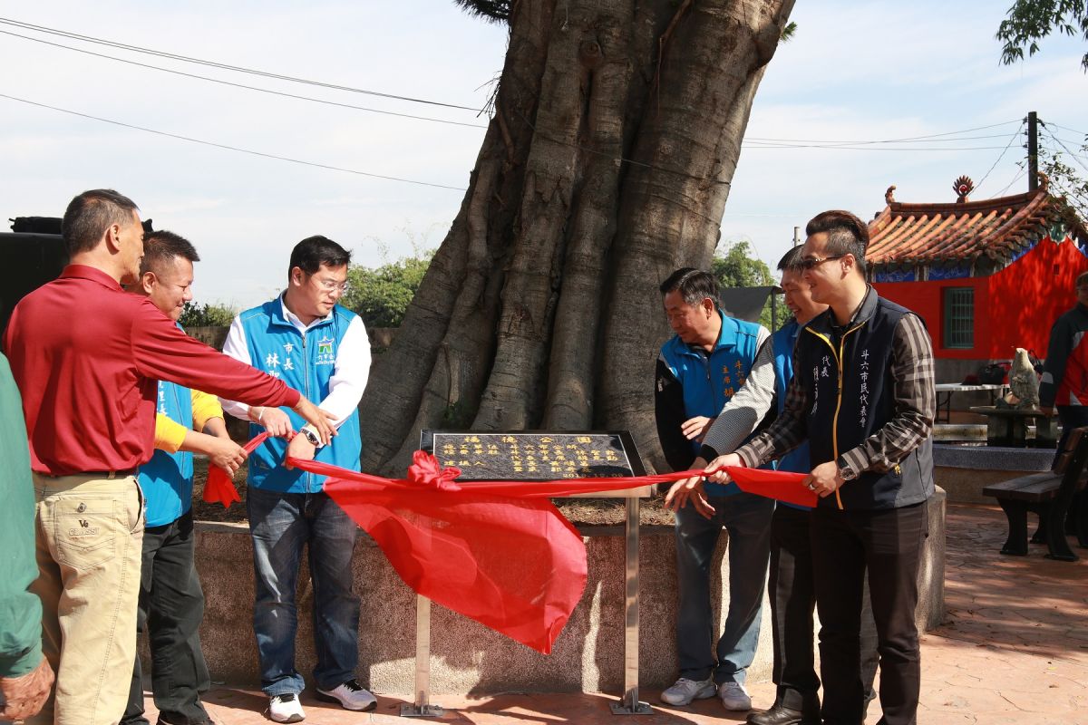 ▲市長林聖爵、三光里長黃順昌及代表會主席胡克勤等揭牌啟用。（圖／記者蘇榮泉攝，2019.12.09）