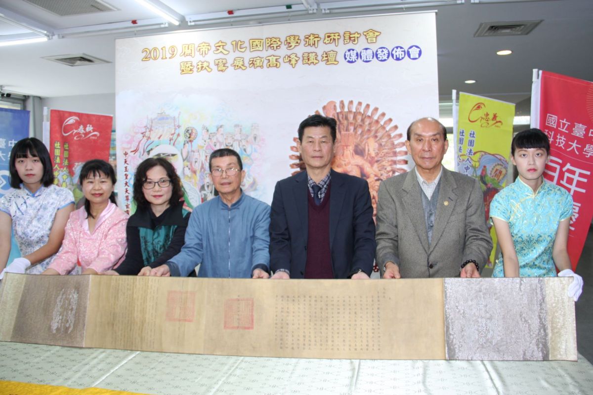 ▲即將登場的關帝文化國際學術研討會中，將展出清雍正敕封關帝父祖三代的聖旨，今天先睹為快。（圖／金武鳳攝，2019.12.9)