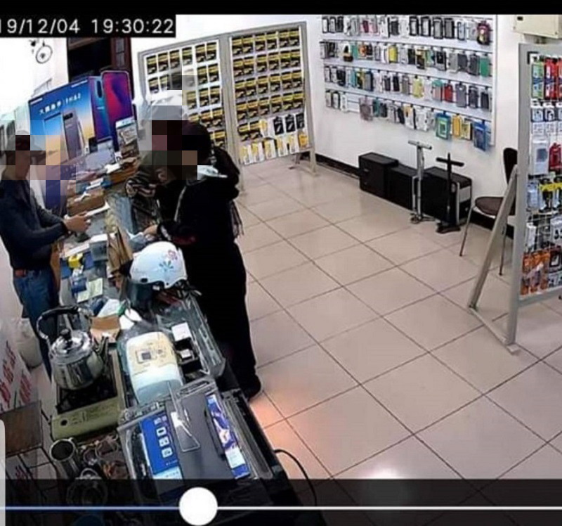 ▲手機達人黃杰協助女同學定位遺失手機的位置。（圖／黃杰提供）