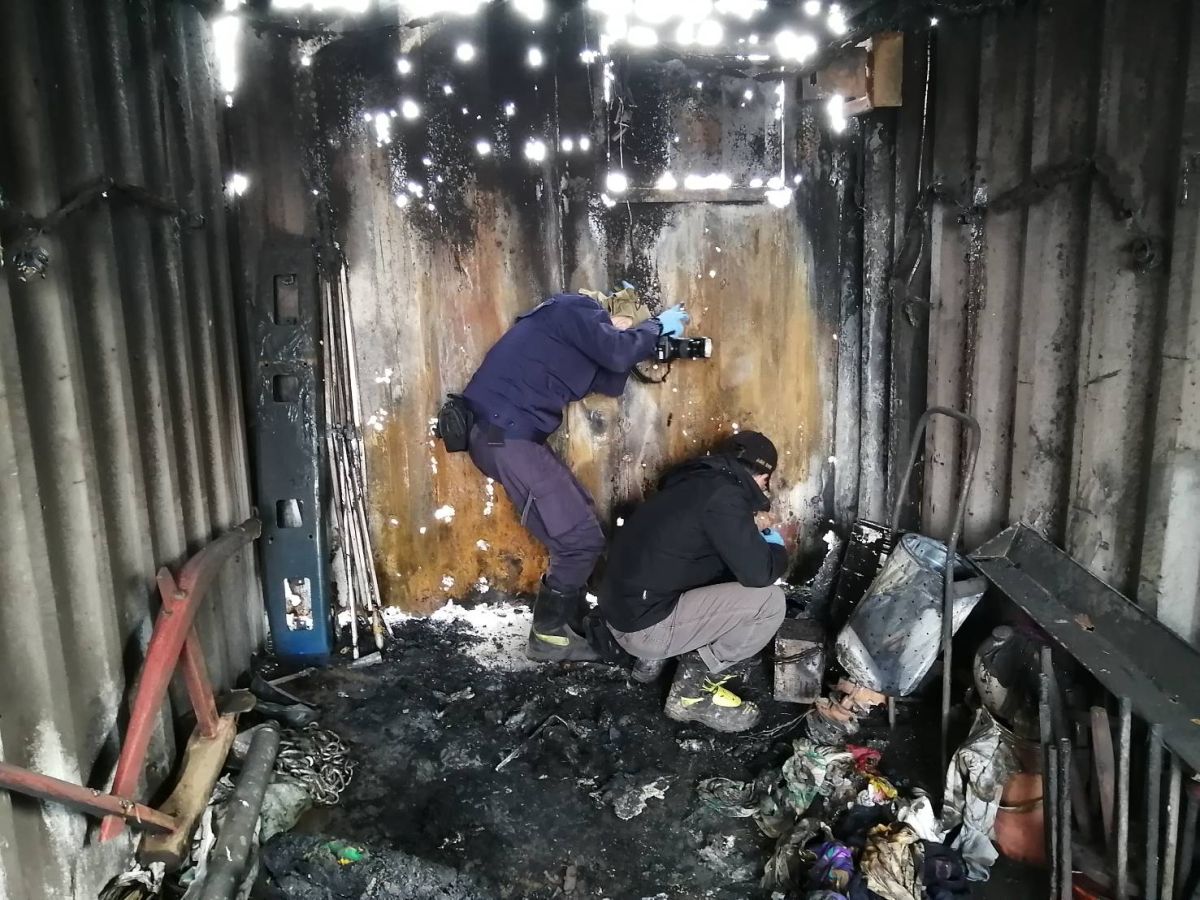 ▲澎湖消防員化身柯南，鍥而不捨在燒熔的洗衣機板內找回10兩黃金。（圖／澎消防局提供，2019.12.09）