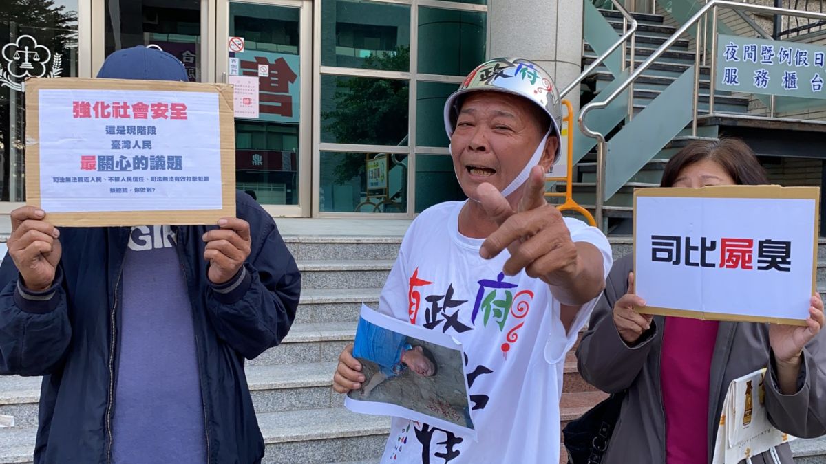 ▲民俗專家廖大乙頭戴鋼盔，在地檢署前怒嗆台灣「沒政府了」！（圖／記者陳聖璋攝，2019.12.09）