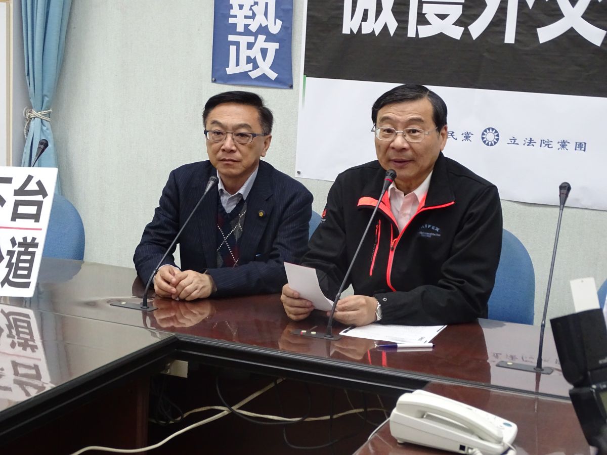國民黨立委陳宜民(左)。(圖/NOWnews資料照)