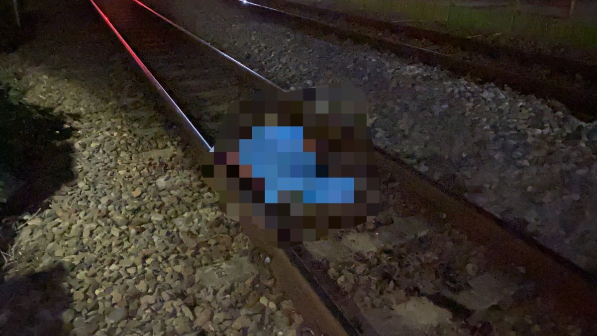▲疑似臥軌女子遭區間車撞擊，當場慘死。（圖／記者陳聖璋攝，2019.12.09 )