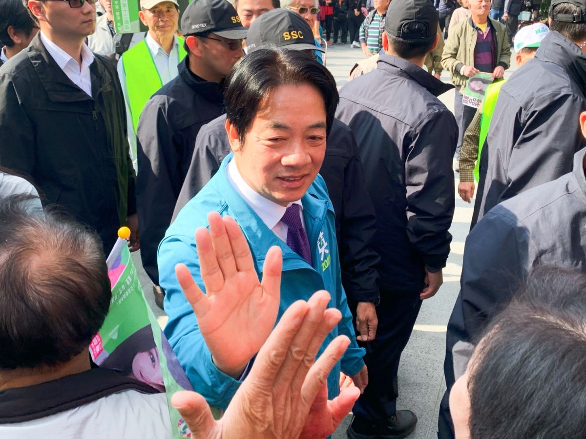 ▲民進黨副總統候選人賴清德今（10）日陪同新北市第十二選區立委候選人賴品妤參拜廟宇。（圖／記者宋原彰攝，2019.12.10）