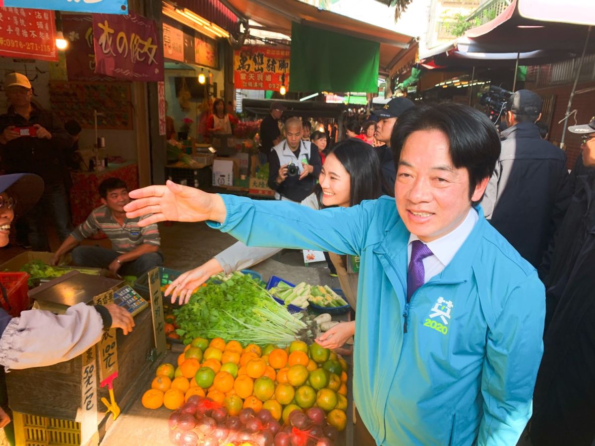 ▲民進黨副總統候選人賴清德今（10）日陪同新北市第十二選區立委候選人賴品妤參拜廟宇。（圖／記者宋原彰攝，2019.12.10）