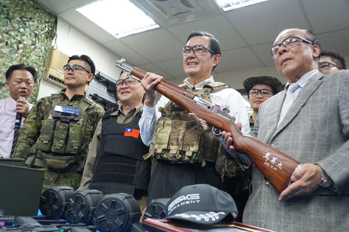 ▲前總統馬英九10日在國民黨立委參選人林郁方競選總部體驗生存遊戲，獲贈仿真M1玩具步槍。（圖／記者呂炯昌攝, 2019.12.10）