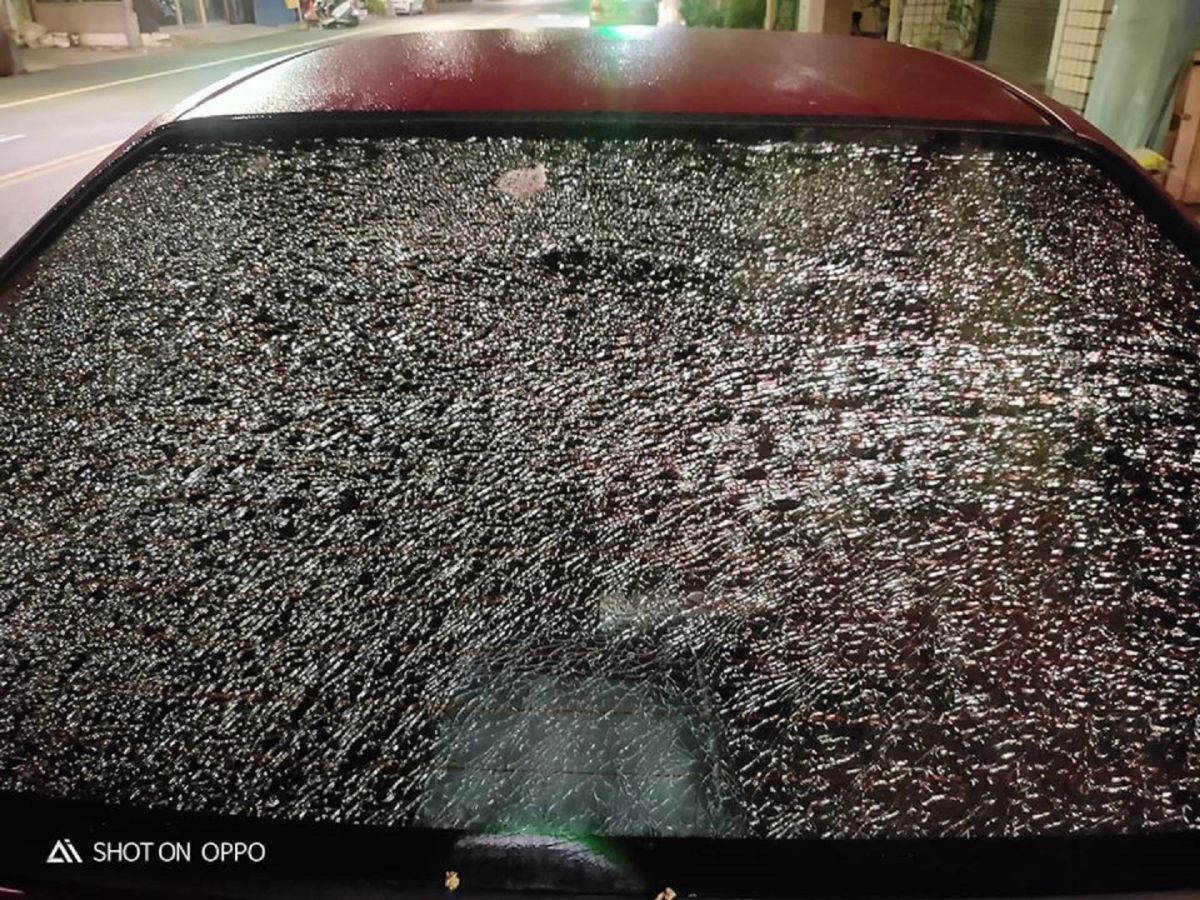 ▲男車主冷夜出門，發現愛車擋風玻璃全碎。（圖／爆廢公社）