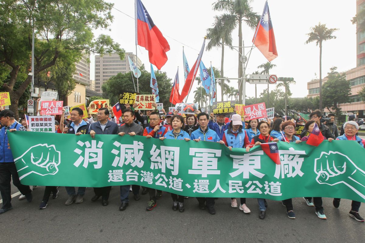 ▲國民黨曾號召民眾「路過行政院」抗議網軍活動。（圖／記者葉政勳攝）