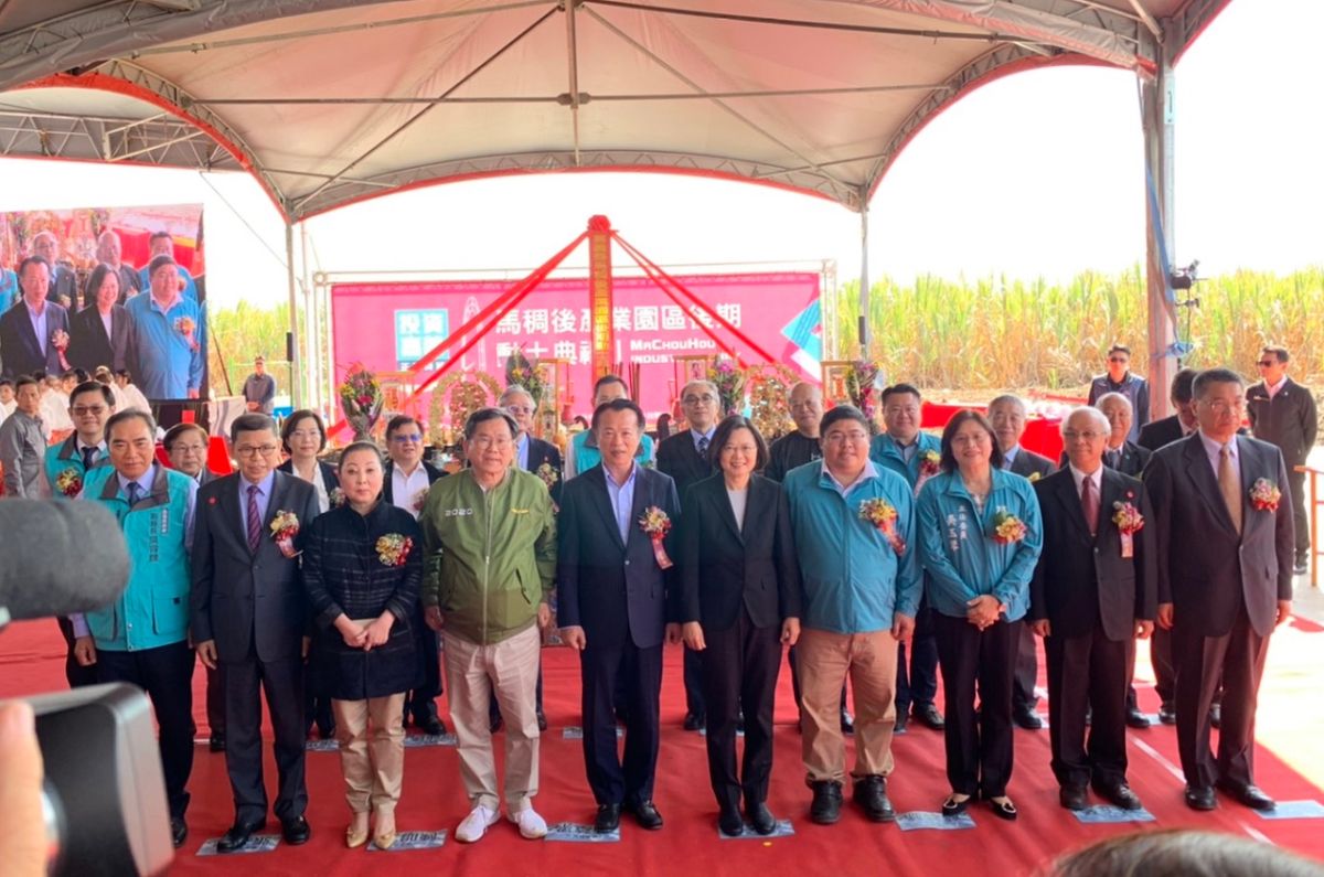 ▲總統蔡英文與中央、地方官員一起為馬稠後工業園區動土後合影。（圖／記者陳惲朋攝）