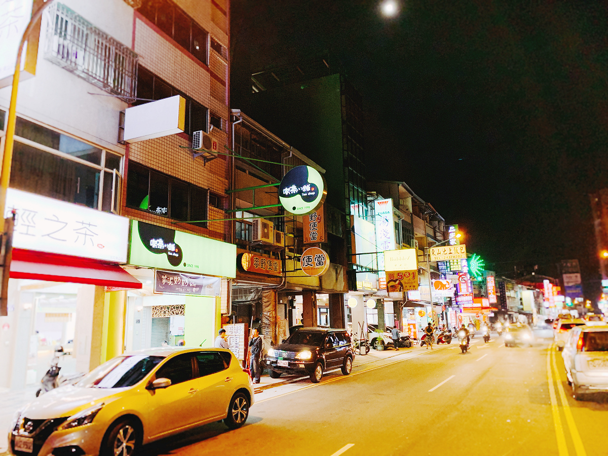 ▲台中北屯區東山路地下道拆除填平後，持續有店家進駐，相當熱鬧。（圖／信義房屋提供）