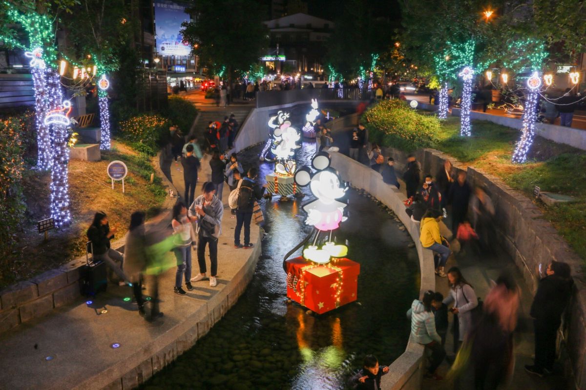 ▲2019台中耶誕夢想世界，高人氣造型燈飾，遭到不當塗鴉，市府新聞局呼籲民眾參觀時，切勿破壞。 (圖／柳榮俊翻攝2019.12.10)