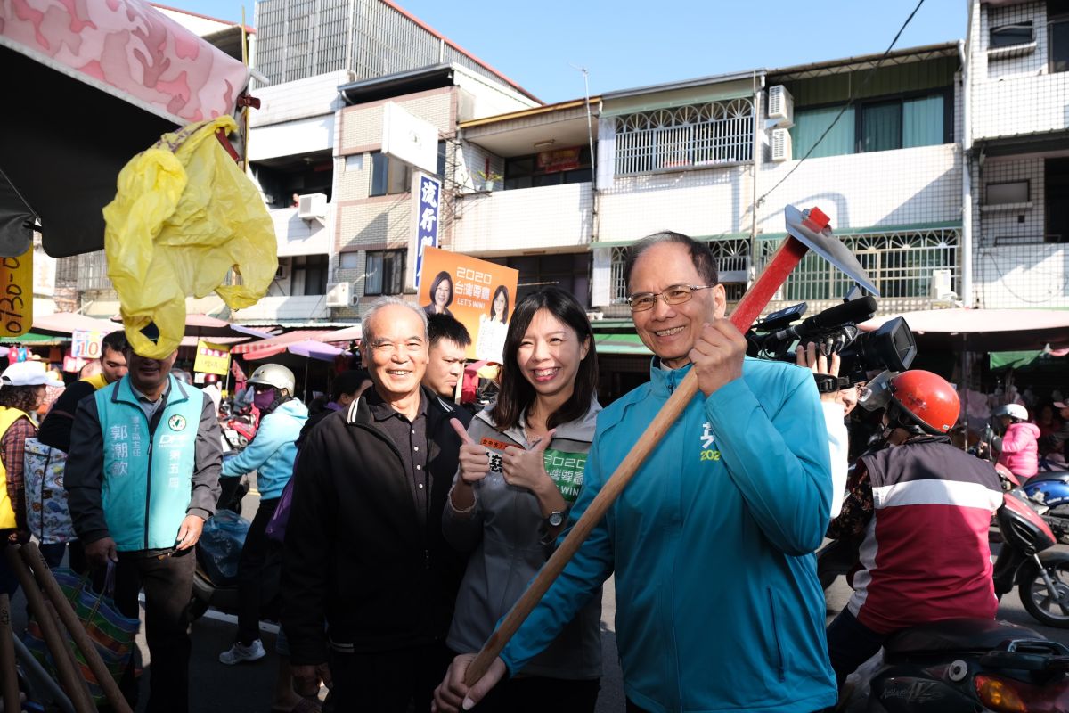 ▲前行政院院長游錫堃台中輔選首站，陪立委洪慈庸掃市場拉票。 (圖／柳榮俊翻攝2019.12.10)