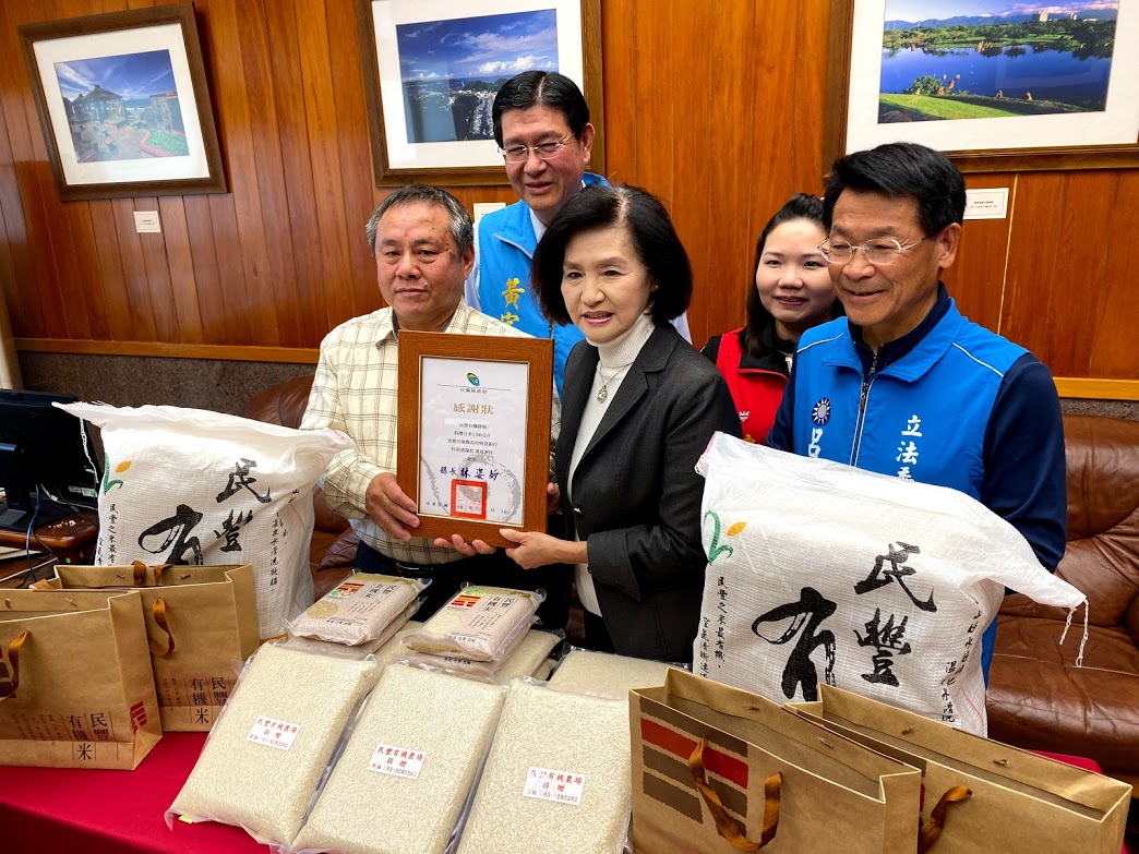 ▲民豐有機農場捐贈白米給宜蘭縣政府物資銀行，縣長林姿妙頒發感謝狀。（圖／記者李清貴攝,2019.12.10)