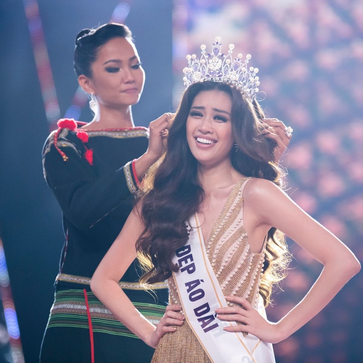 2020年的越南環球小姐出爐，由24歲職業模特兒阮晨清（Nguyen Tran Khanh Van）獲得殊榮，由2019年越南環球小姐為其加冕后冠。（圖／翻攝自粉絲專頁）