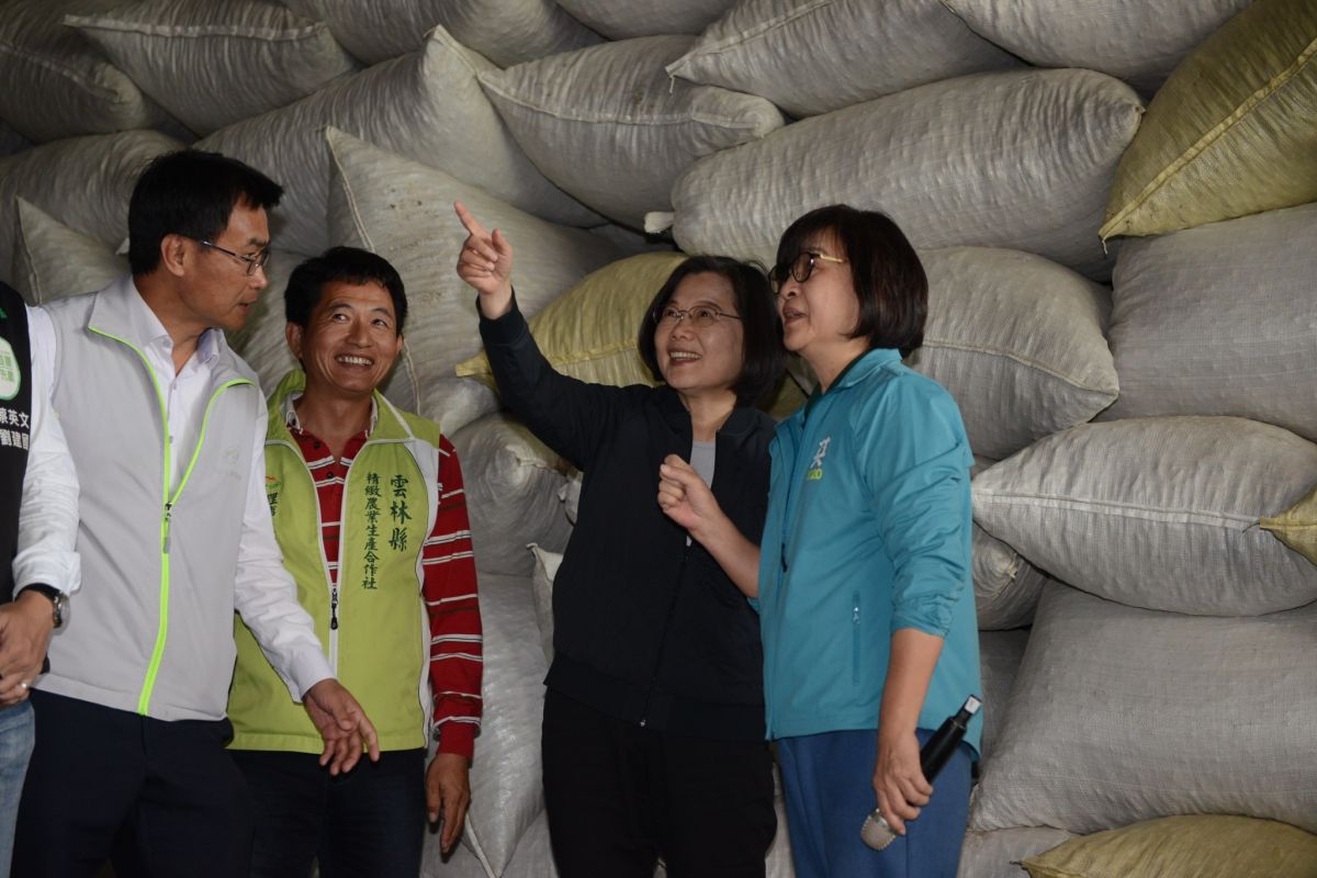 ▲蔡總統對蘇治芬說看農業議題，為何安排在紙廠？到了現場才發現原來是來看一倉庫的花生。（圖／記者蘇榮泉攝，2019.12.10）