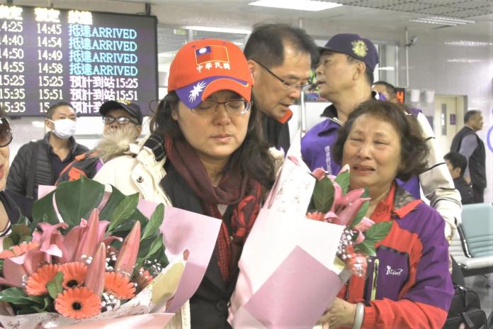 陳玉珍返金「氣虛無力」　支持者前往機場加油打氣
