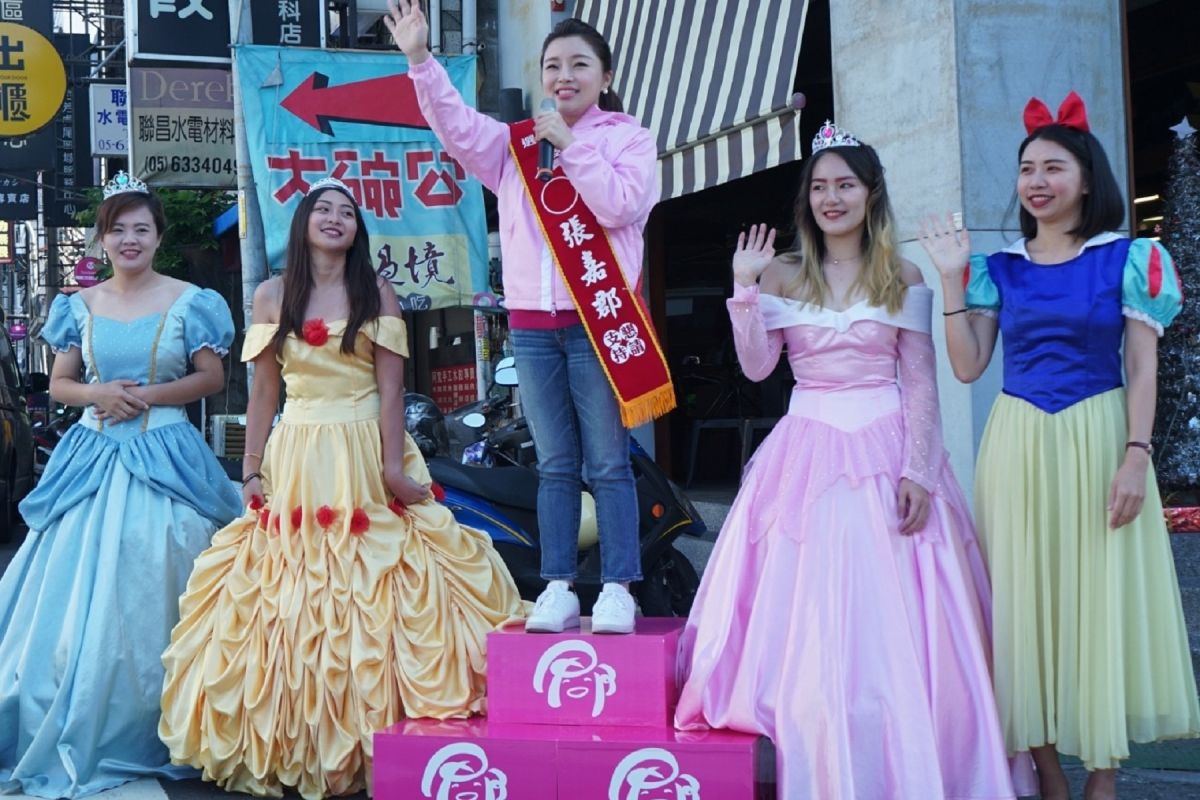 ▲雲林縣第一選區（海線）立法委員候選人張嘉郡路口拜票。（圖／記者洪佳伶攝 , 2019.12.10）