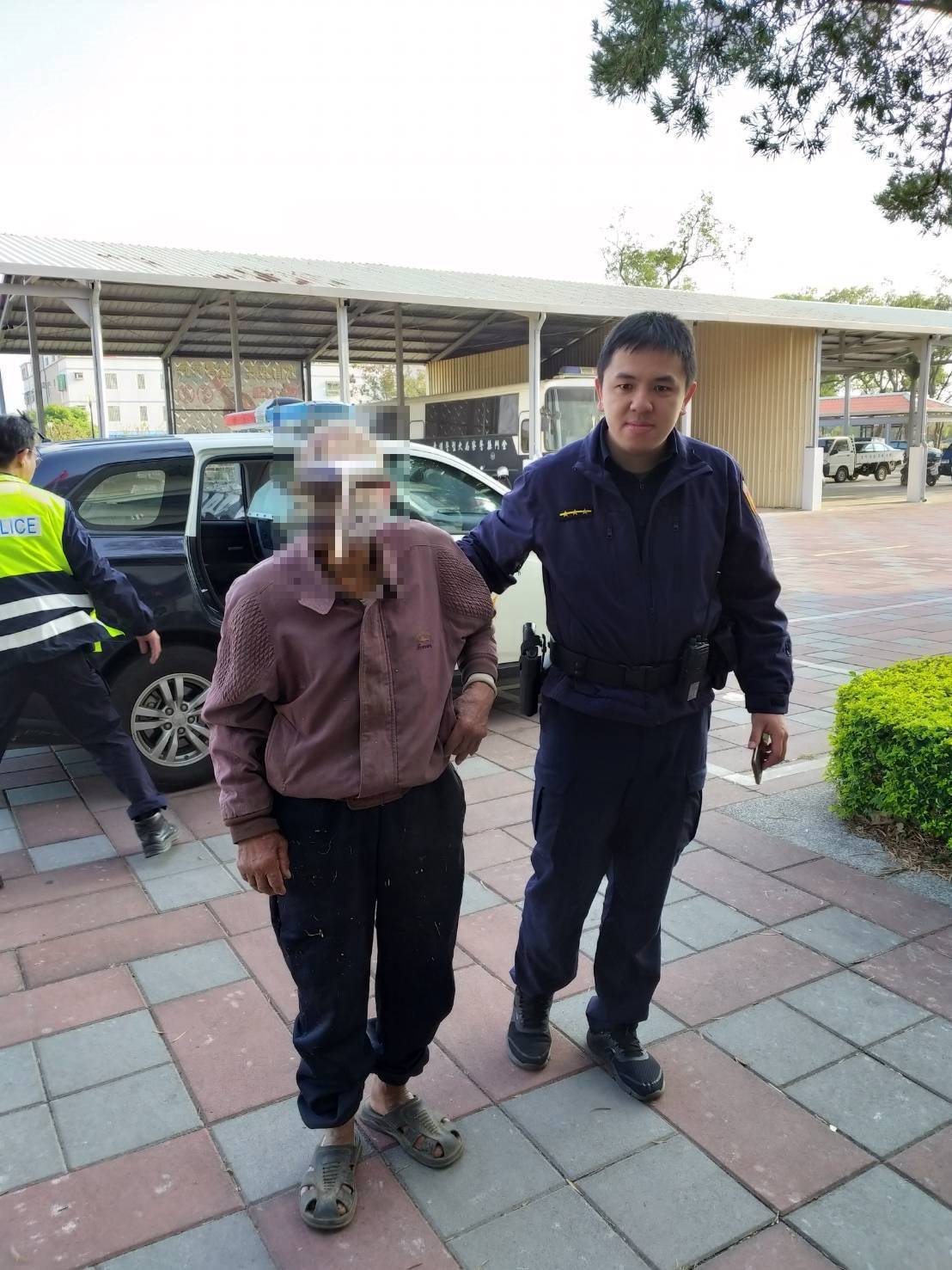 ▲金寧分駐所員警於湖下村郊區一處農田成功尋獲走失老人。（圖／金城分局提供）