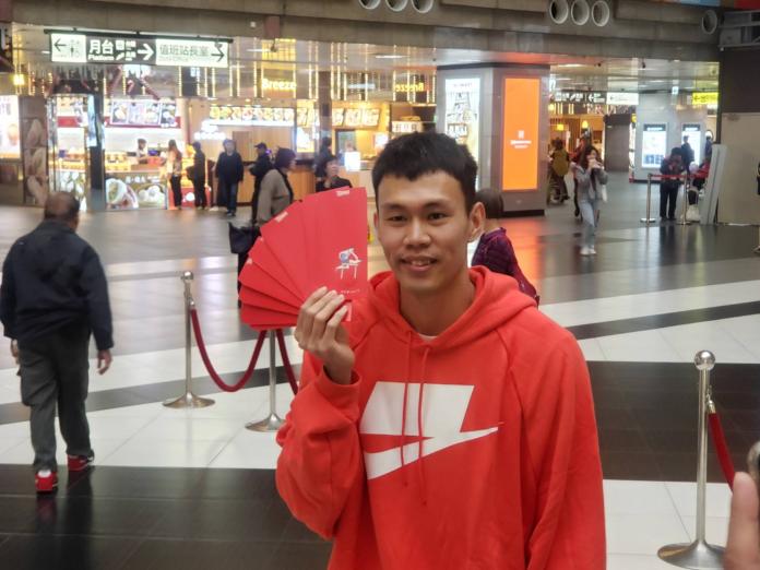 台灣跨欄好手陳奎儒參加公益活動，自己為紅包加上彩繪。（圖／黃建霖攝）