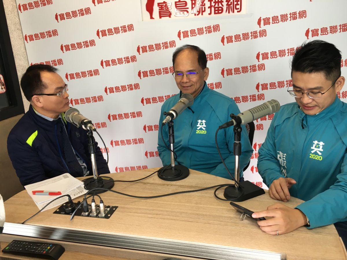 ▲水牛伯游錫堃與新北市第11選區的立委參選人張銘祐，接受廣播節目主持人鄭弘儀的專訪。（圖／張銘祐競選辦公室提供）