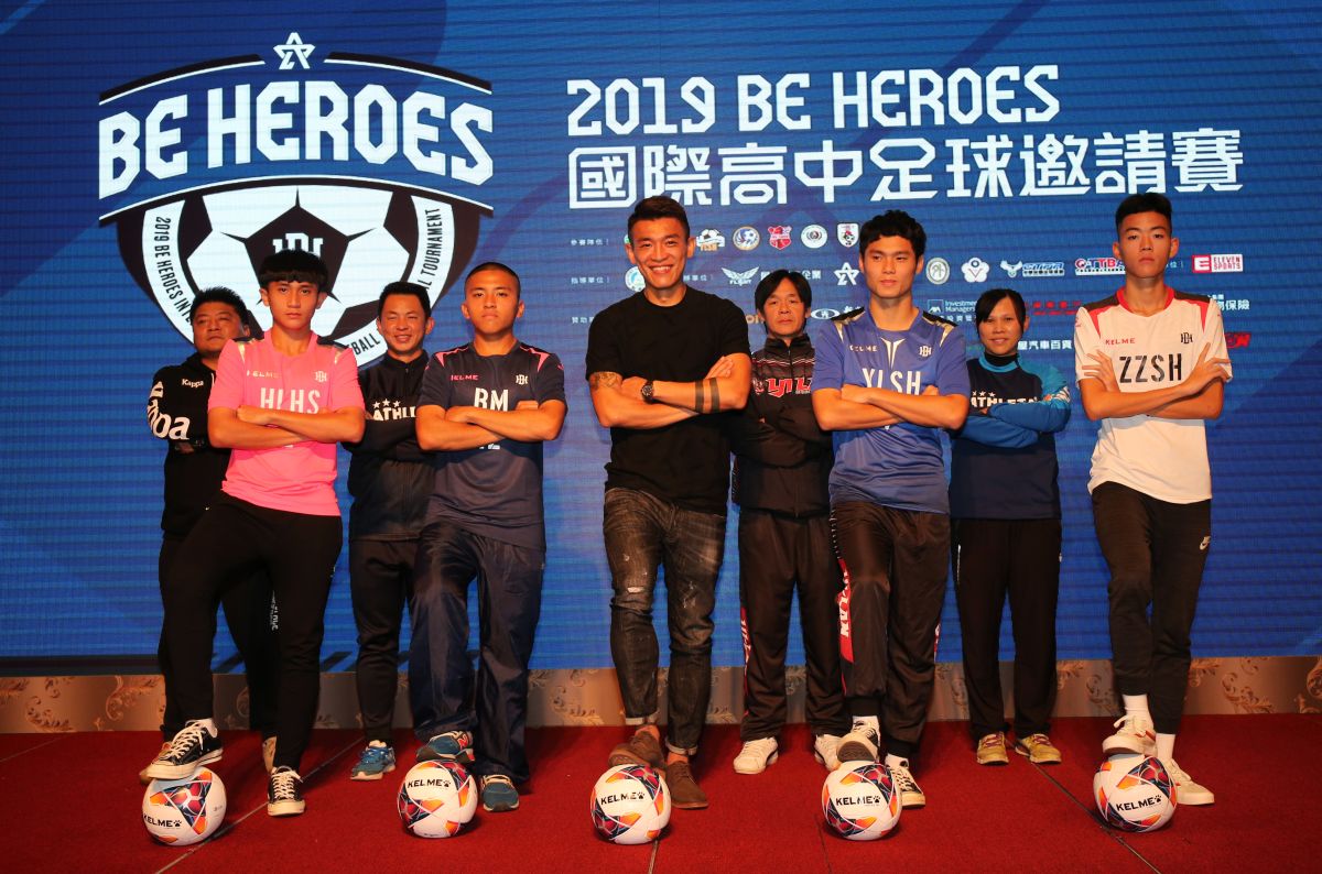 ▲(由左至右)梁汝農總教練、劉家暉隊長、北門高中黃正宗總教練、林世捷隊長、陳柏良、宜蘭高中林薘興總教練、葉君政隊長、臺北市立中正高中黃羿蓁總教練、康閔程隊長。（圖／公關提供）
