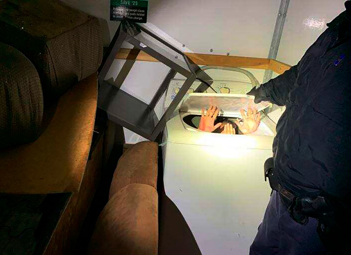 ▲美國海關與邊境保護局 9 日宣稱，於美墨邊境逮到 11 名中國籍偷渡客，藏身於木櫃、洗衣機內試圖躲過檢查。（圖／美聯社／達志影像）