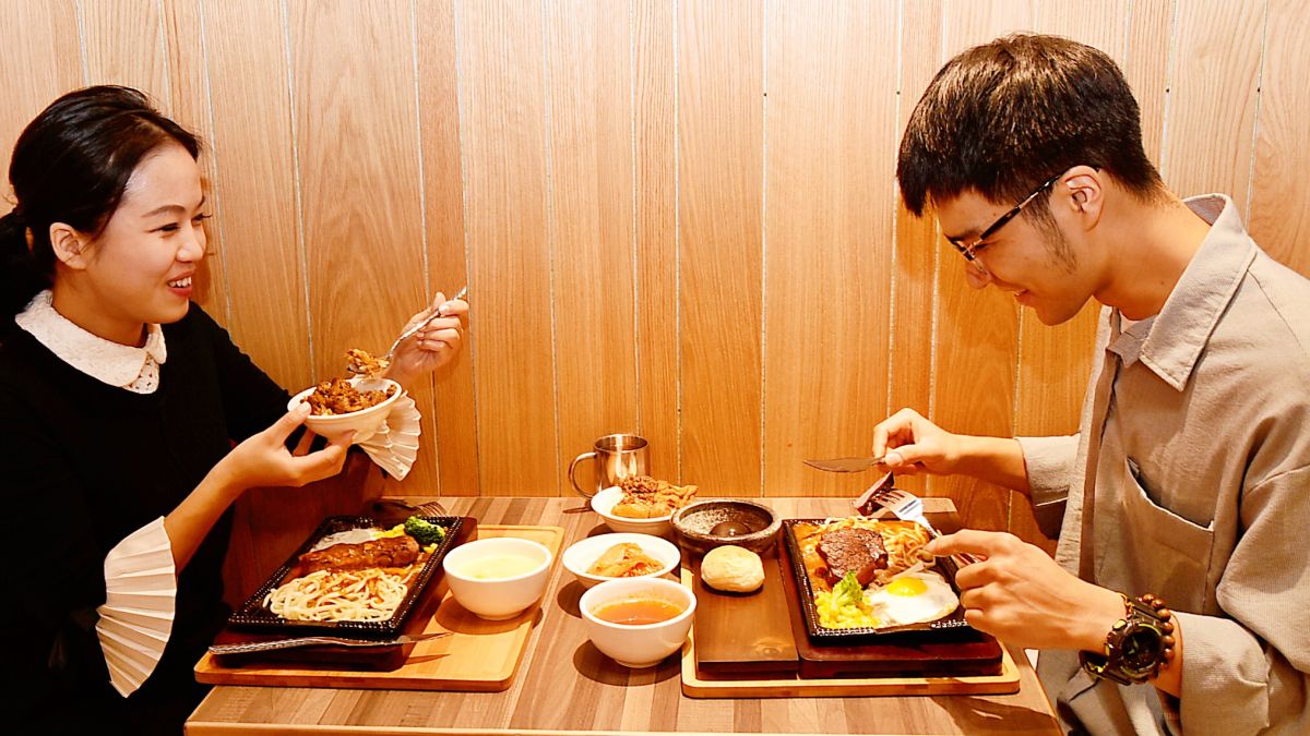 ▲鐵板料理上桌時伴隨著滋滋聲響及撲鼻肉香，特別療癒。（圖／記者陳美嘉攝）