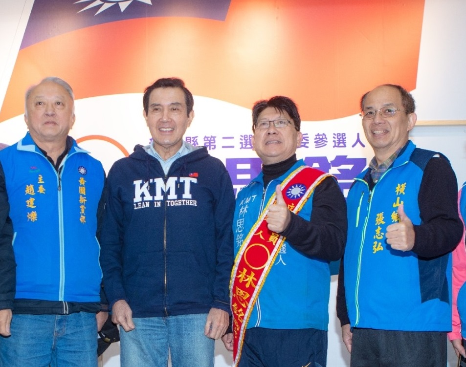 ▲立委候選人林思銘（右二）有信心，橫山鄉長張志弘（右）等鄉長不會輕易「被綁樁」。（圖／翻攝自林思銘臉書）