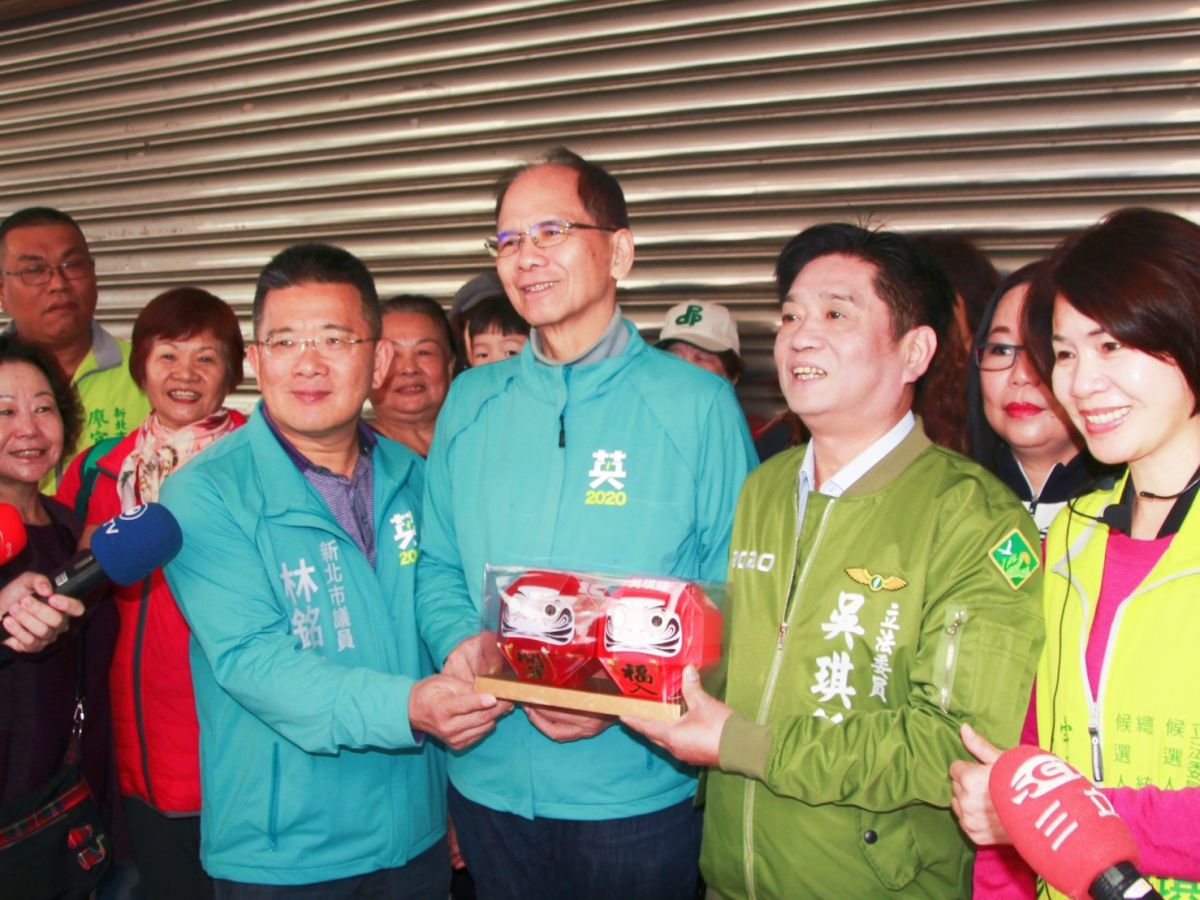 ▲前行政院長、民進黨中央護國保台助選團團長游錫堃今（11）陪同新北第10選區立委候選人吳琪銘到市場掃街。（圖／記者宋原彰攝，2019.12.11）