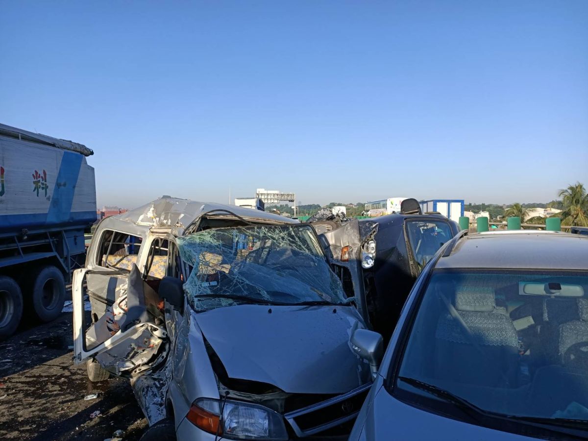 ▲高雄台88線大寮交流道附近今(11)日上午疑似因為車輛變換車道導致發生7車追撞意外。（圖／記者郭凱杰翻攝，2019.12.11）