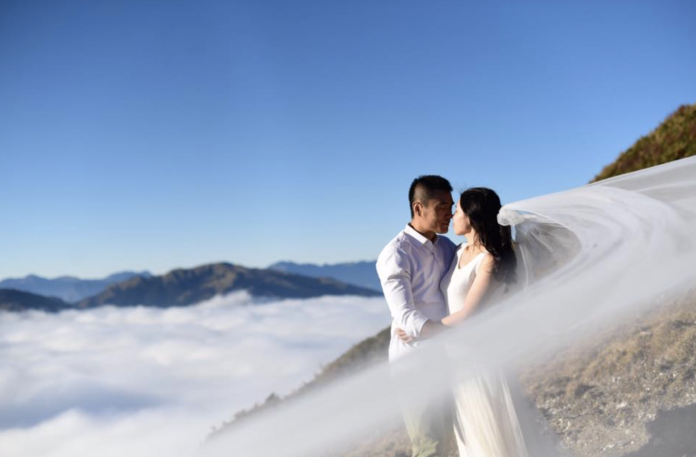 11月30日，一對新人登上海拔超過3,600公尺的奇萊主北峰，由攝影師敏敏操刀拍出一系列絕美婚紗照，引網友盛讚。（圖片提供：敏敏）