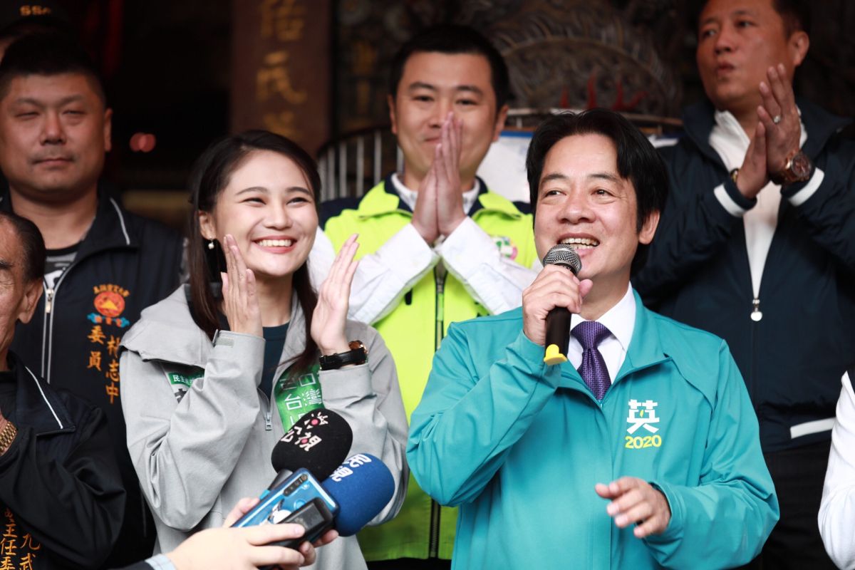 ▲民進黨提名副總統參選人賴清德連續兩天陪民進黨提名新北市第十二選區立委參選人賴品妤拜廟。（圖／賴清德辦公室提供）