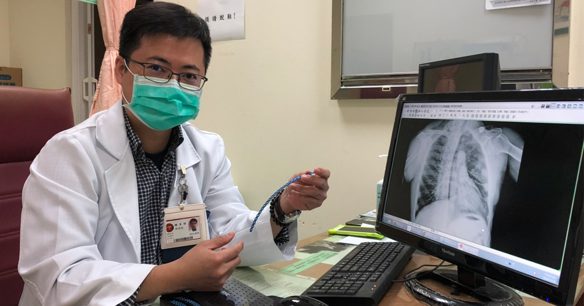 ▲進行新式肋骨固定手術，大幅降低疼痛度、復原時間也較短，術後翌日即轉到普通病房，並可下床活動。（圖／陳穎毅醫師提供）