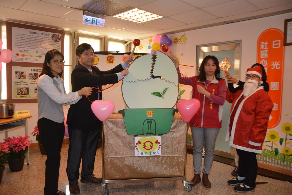 ▲破蛋儀式，象徵人生就像茶葉蛋，有裂痕才入味，更象徵重生。（圖／記者郭政隆攝影2019.12.11）