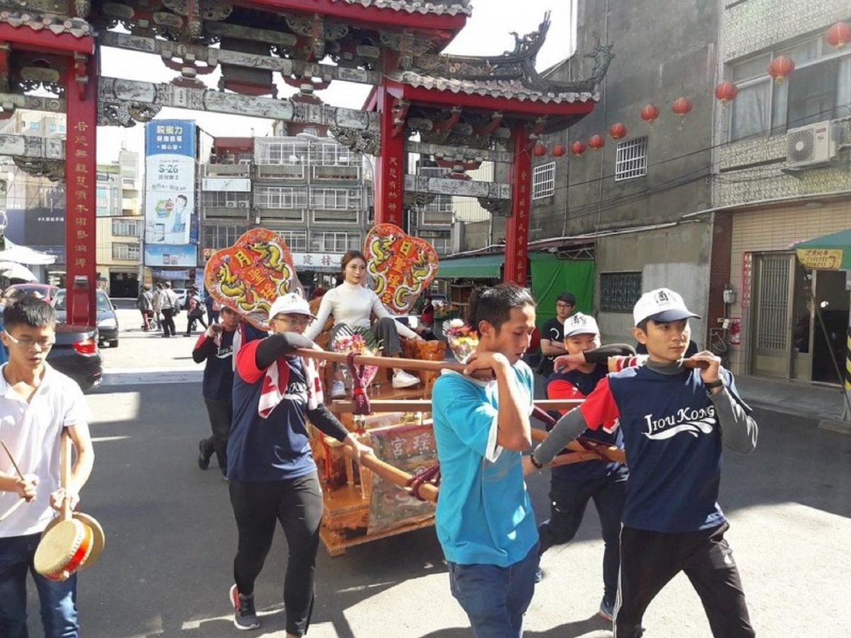 女乩身坐神轎入廟，網友一片倒批評。（圖／翻攝自加藤軍路邊隨手拍粉專）