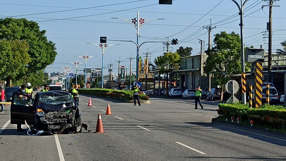 ▲肇事的黑色自小客也因撞擊力道太大而全毀，駕駛嚇的說不出話來。（圖／記者鄭志宏攝）