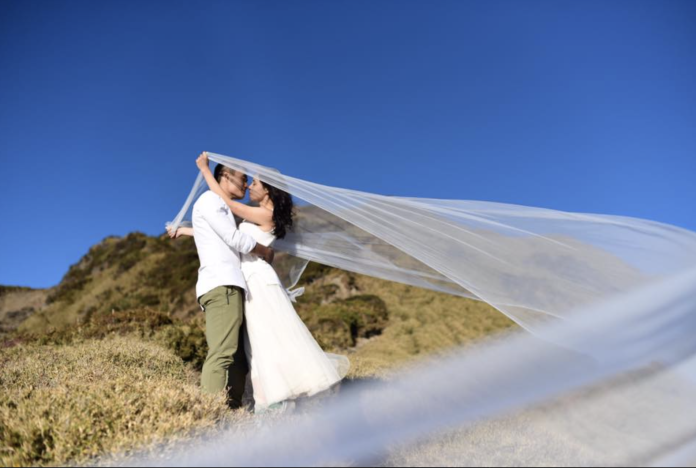 11月30日，一對新人登上海拔超過3,600公尺的奇萊主北峰，由攝影師敏敏操刀拍出一系列絕美婚紗照，引網友盛讚。（圖片提供：敏敏）
