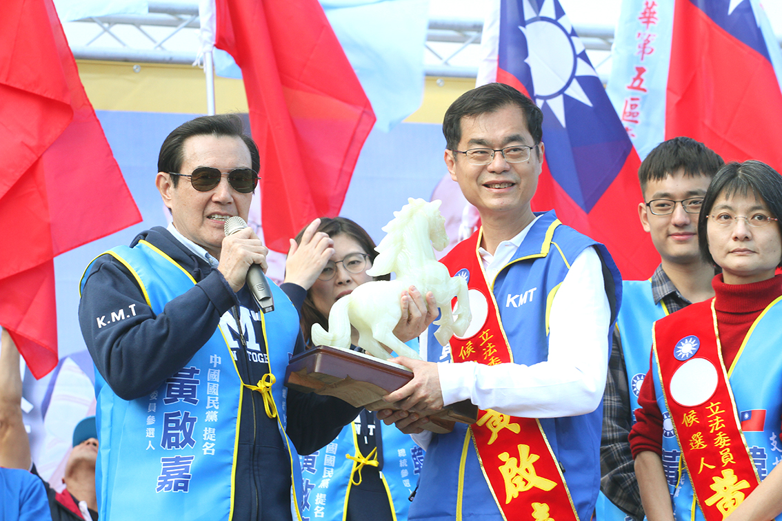 ▲馬英九贈送一匹「駿馬」雕像給黃啟嘉。（圖／記者鄭志宏攝）