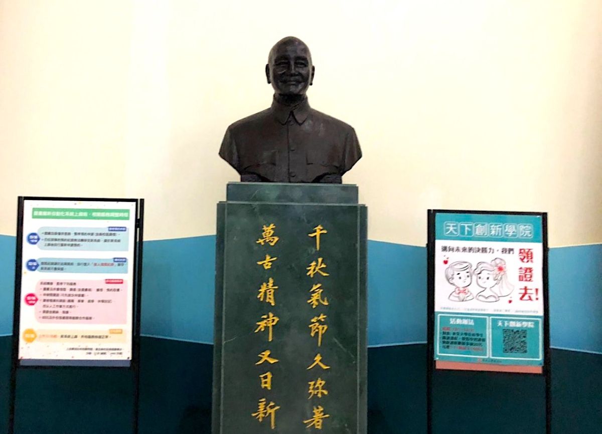 ▲東吳大學校務委員會今（11）日校務委員會決議，退回校內蔣公銅像議題至銅像處理委員會，相當於學生會先前舉辦的公聽會與討論方案都在「做白工」。（圖／黃彥誠提供）