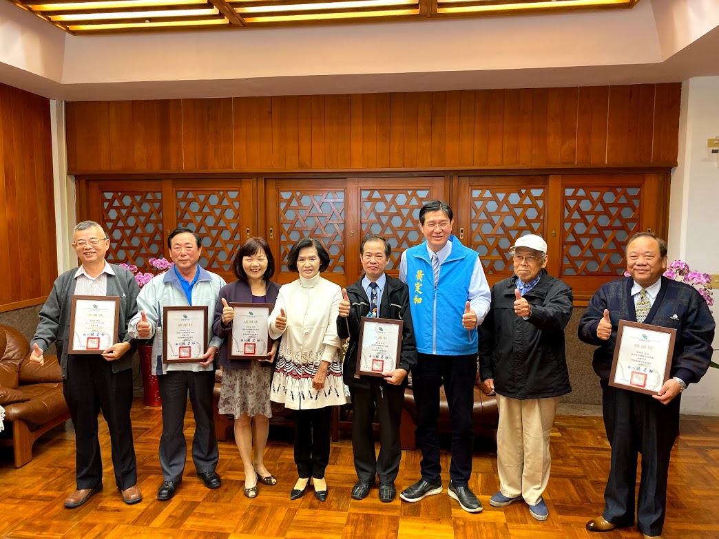 ▲宜蘭縣長林姿妙今(11)日致贈感謝狀給資深績優勞資爭議調解人，表揚他們在勞資爭議領域付出的辛勞。（圖／記者李清貴攝,2019.12.11)