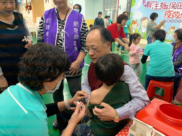 ▲衛生局副局長黃文正協助幼童接種疫苗。（圖／台南市衛生局
）