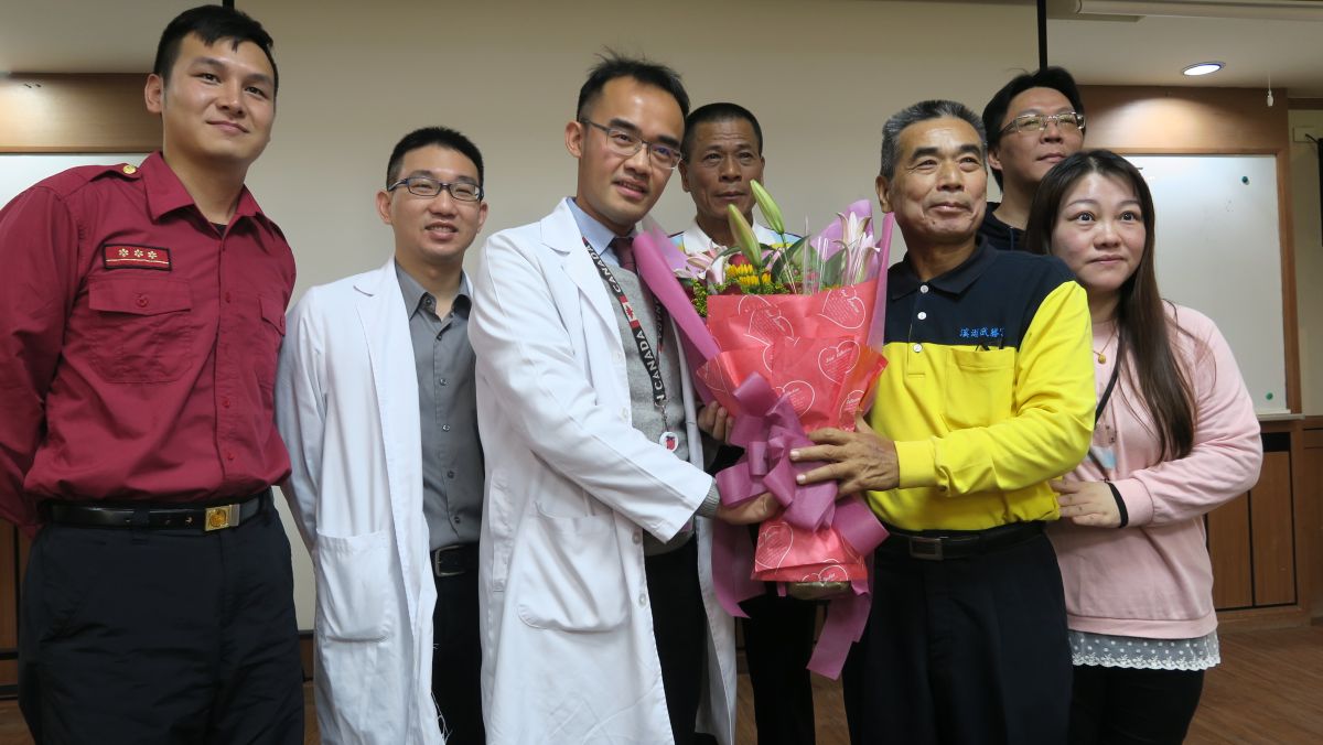 ▲溪湖鎮65歲楊洽聞忽略胸痛警訊沒檢查，急性心肌梗塞發作幸好及時救回一命，院方送花束給楊洽聞，恭喜他鬼門關走一回。（圖／記者陳雅芳攝，2019.12.12）