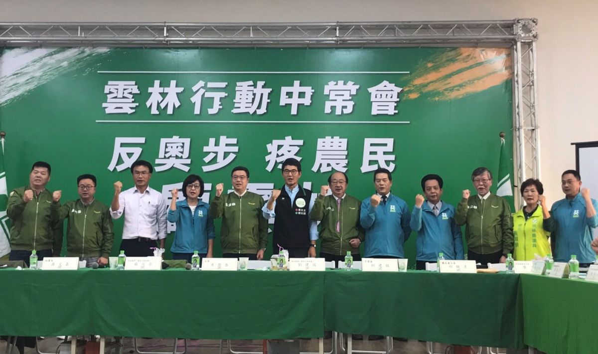 ▲主席卓榮泰偕同全體中常委與黨務主管，由立委候選人蘇治芬、劉建國及多位地方黨公職陪同召開中常會。（圖／記者蘇榮泉攝，2019.12.11）